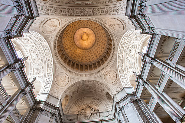 istock Interior of the San Francisco city hall building 611996870