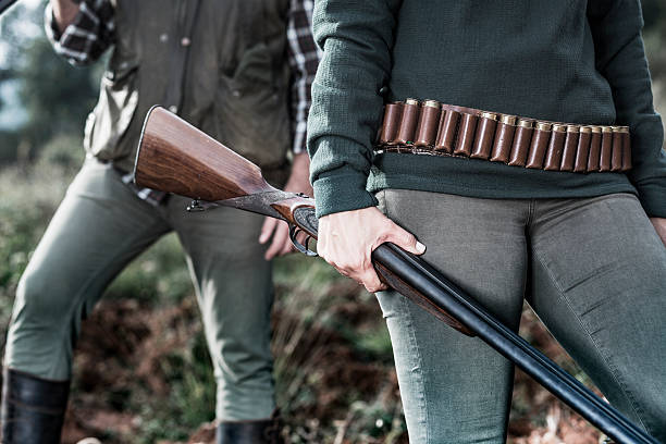 охотник - hunting two people camouflage rifle стоковые фото и изображения