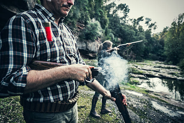 arma de apertura del hombre - shooting women gun shotgun fotografías e imágenes de stock