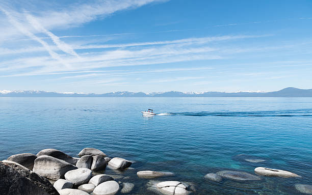 przejażdżki łodzią motorową w wodach jeziora tahoe - beach indigenous culture day sunlight zdjęcia i obrazy z banku zdjęć