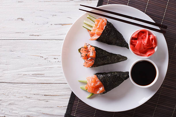 日本食:サーモンテマキ、ショウガ、ソース。水平上面ビュー - temaki food sushi salmon ストックフォトと画像