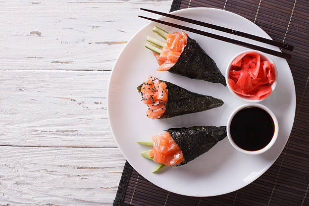comida japonesa: temaki de salmão, gengibre e molho. vista superior horizontal - temaki - fotografias e filmes do acervo