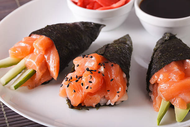 темаки лосося на тарелке крупным планом. горизонтальный - temaki food sushi salmon стоковые фото и изображения