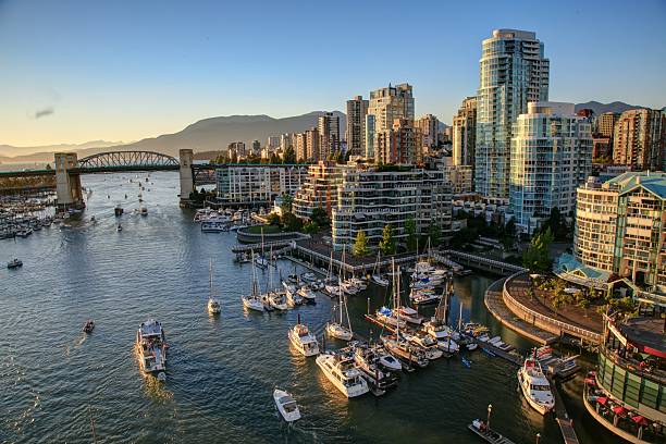 vancouver bc canada cityscape ao pôr do sol - downtown vancouver - fotografias e filmes do acervo