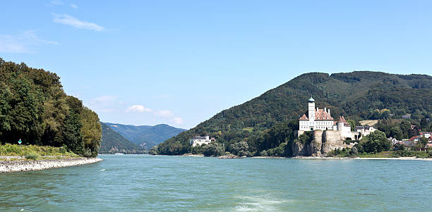 castelo medieval de schonbuhel - danube river danube valley austria valley - fotografias e filmes do acervo