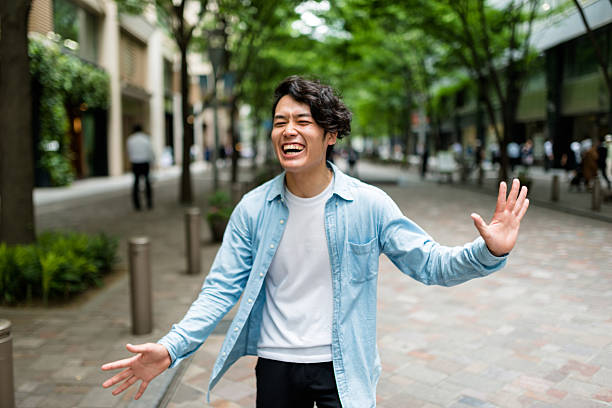 случайный японский портрет человека на улице весело провести время - fine art portrait portrait street looking at camera стоковые фото и изображения