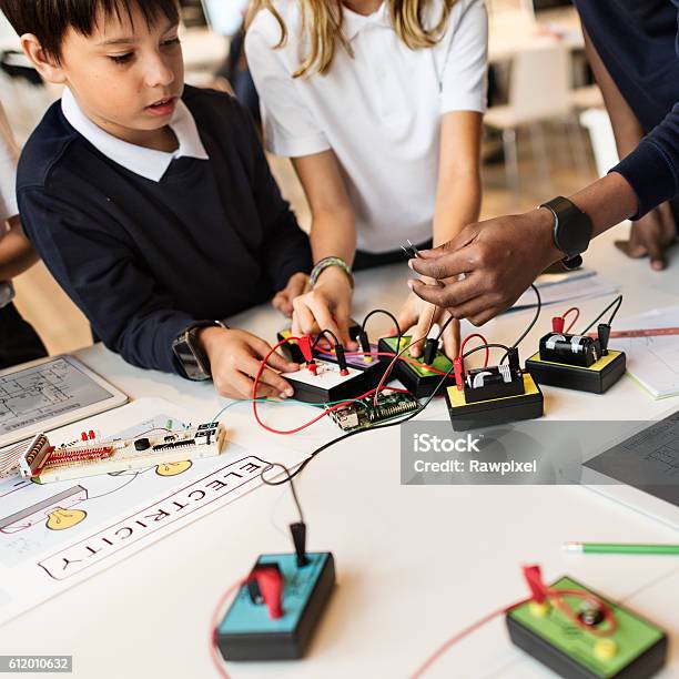 Concepto De Estudio De Física De Observación De Experimentos Electrónicos Foto de stock y más banco de imágenes de Niño