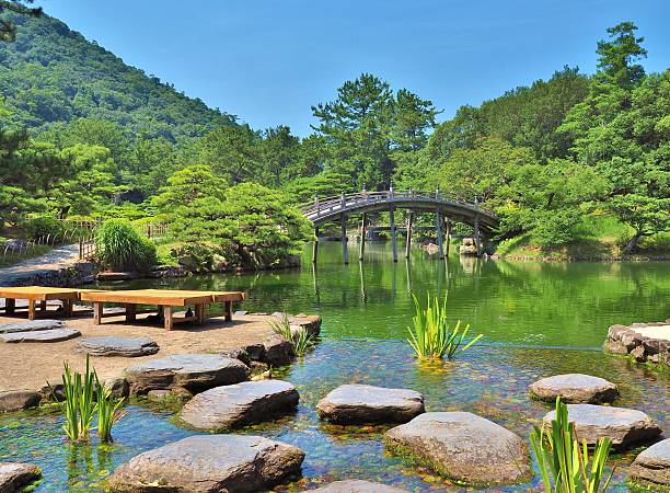 ponte di legno - engetsukyo nel giardino ritsurin - nature japanese garden formal garden ornamental garden foto e immagini stock