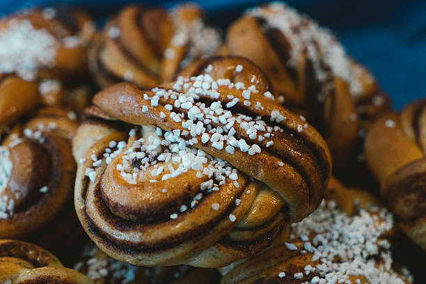 canela os pães - cultura sueca imagens e fotografias de stock