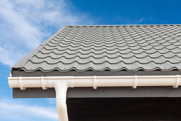 sipパネルハウス建設。新しい灰色の金属タイルの屋根 - corrugated iron ストックフォトと画像