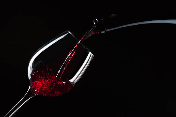 flasche und glas mit rotwein - wine wineglass red wine pouring stock-fotos und bilder