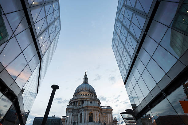 собор святого павла в лондоне - st pauls cathedral travel destinations reflection london england стоковые фото и изображения