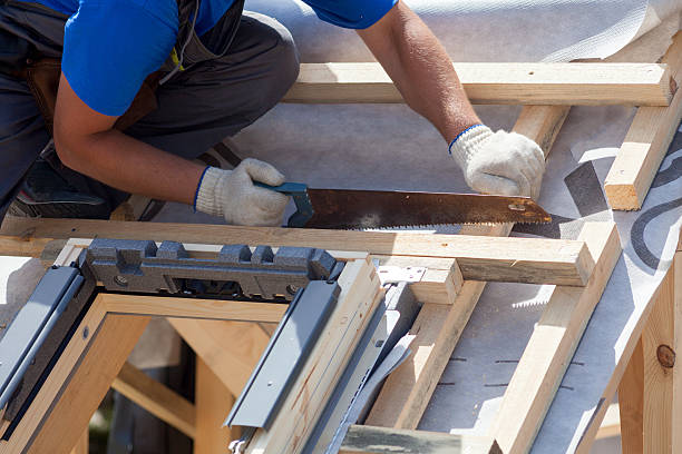 il lavoratore del costruttore di roofer usa la sega per tagliare una trave di legno - window installing repairing construction foto e immagini stock