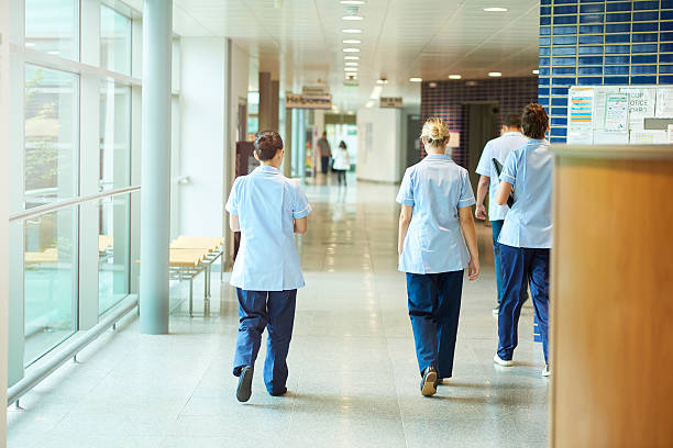 infermieri nel corridoio dell'ospedale - servizio sanitario nazionale britannico foto e immagini stock