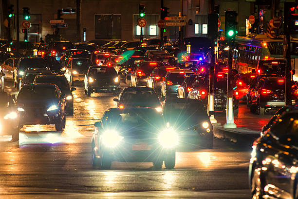 flouter la circulation la nuit - night traffic photos et images de collection