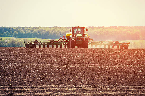 campo agricolo di aratura del trattore in preparazione per la semina primaverile. - plowed field dirt sowing field foto e immagini stock