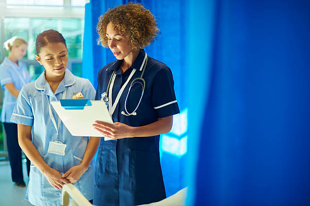 gemeinde schwester im chat mit gemeinde krankenschwester - nhs stock-fotos und bilder