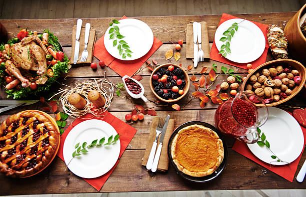 thanksgiving-tisch - raspberry table wood autumn stock-fotos und bilder