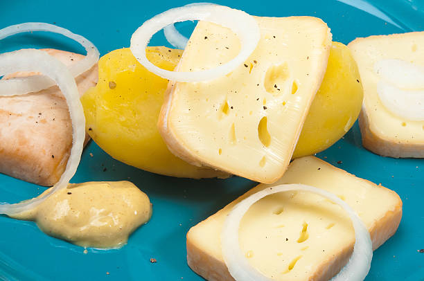 limburer avec des pommes de terre - fingerling potato yukon gold potato vegetable raw potato photos et images de collection