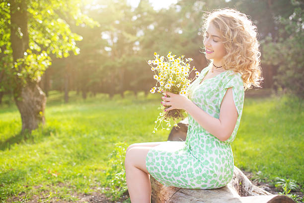 retrato de una niña con ramo - cut flowers women field single flower fotografías e imágenes de stock