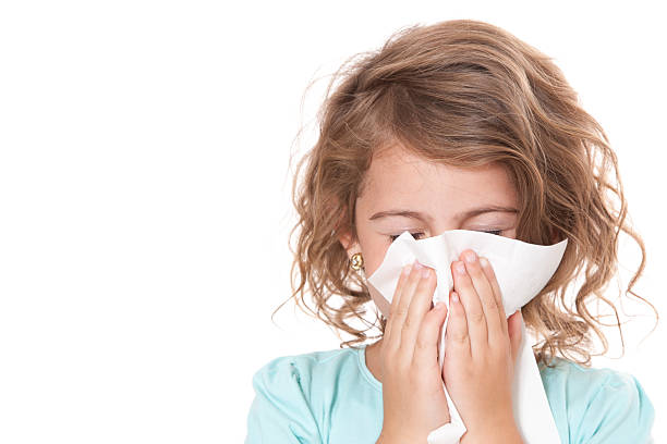 조직을 사용하는 어린 소녀 - allergy sneezing cold and flu flu virus 뉴스 사진 이미지