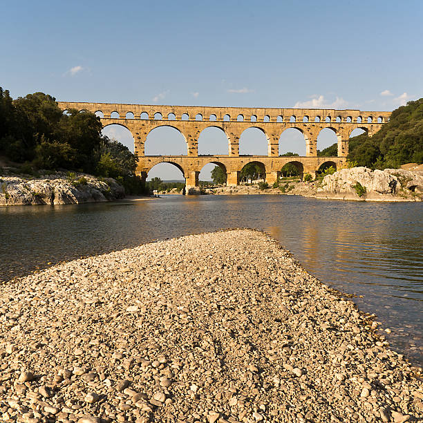 pont du gard cerca de nimes, francia - aqueduct roman ancient rome pont du gard fotografías e imágenes de stock