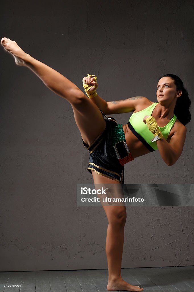 Kickboxing féminin Combattante athlétique coups de pied Formation sportive - Photo de Femmes libre de droits