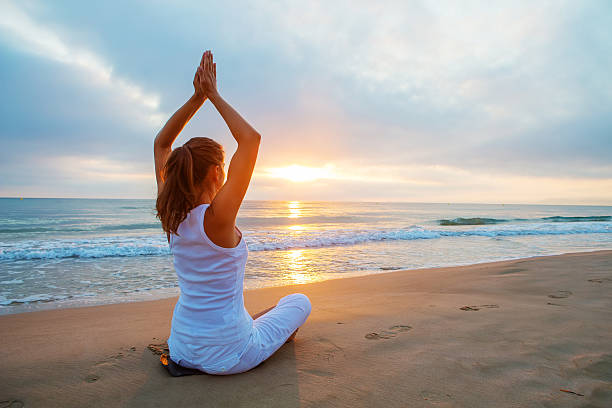 Caucasien femme pratiquant le yoga à seashore  - Photo