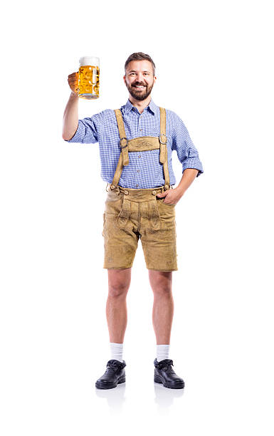맥주 한 잔을 들고 있는 전통적인 바이에른 옷을 입은 남자 - german culture 뉴스 사진 이미지
