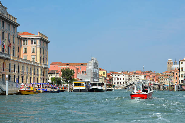 gran canal en venecia - italia. - ponte degli scalzi fotografías e imágenes de stock