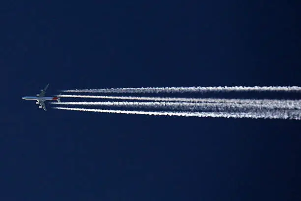 Iberia A340 chemtrail in a sunny day