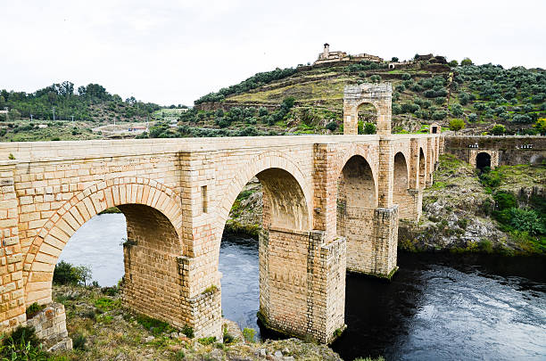 ponte dell'alcantara antico ponte romano (spagna) - alcantara bridge foto e immagini stock