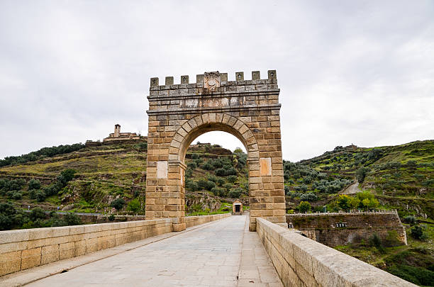 ponte dell'alcantara antico ponte romano (spagna) - alcantara bridge foto e immagini stock