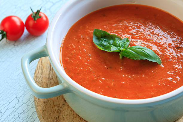 zuppa di pomodoro fresco - antipasto appetizer basil bread foto e immagini stock