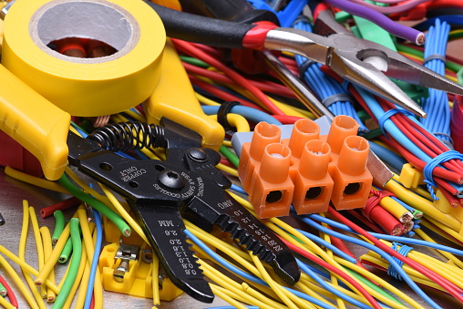 Herramientas y cables eléctricos utilizados en instalaciones eléctricas photo