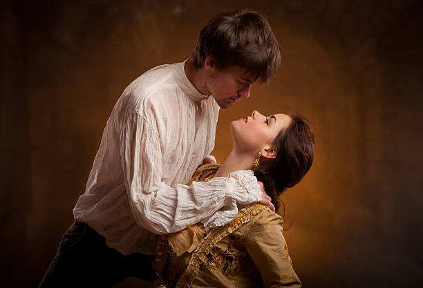 belo casal mulher e homem com roupa medieval - retro revival couple men elegance imagens e fotografias de stock