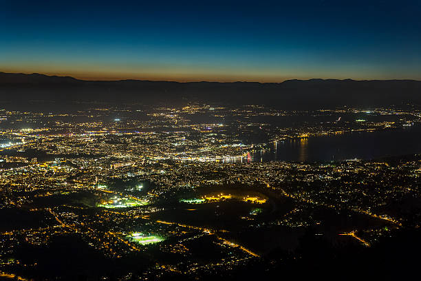 vista noturna aérea de genebra - geneva switzerland night city - fotografias e filmes do acervo