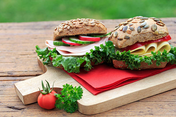 as sanduíches - mozzarella tomato sandwich picnic imagens e fotografias de stock
