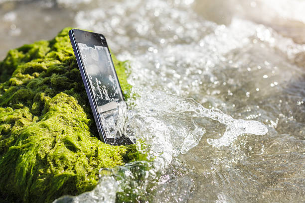 lost phone in the sea - lost phone stockfoto's en -beelden