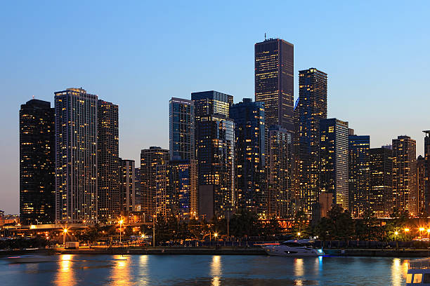 istock Night view of the Chicago skyline 612254884