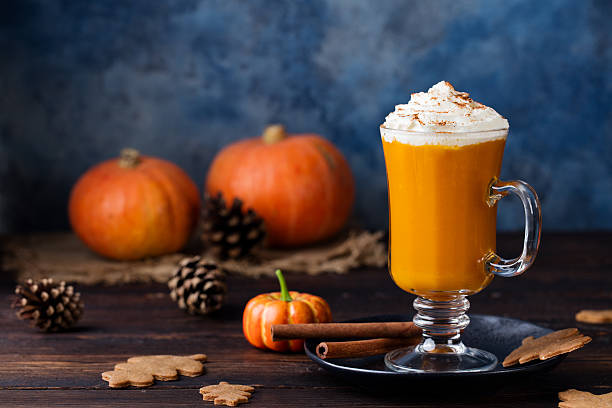 pumpkin spice latte, smoothie, boozy cocktail - latté pumpkin spice coffee imagens e fotografias de stock