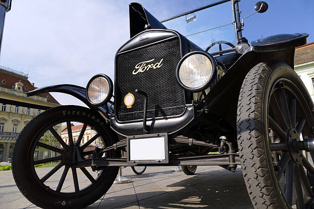 포드 모델 t에서 1921 마을 광장에 주차 - model t ford 뉴스 사진 이미지