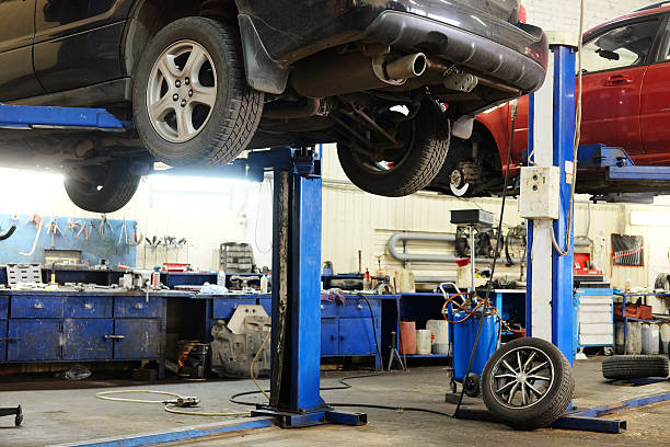 riparazione auto garage - mechanic car auto mechanic auto repair shop foto e immagini stock