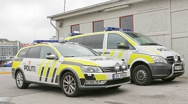 noruega corona visita de la familia a bergen. seguridad. - editorial land vehicle construction equipment built structure fotografías e imágenes de stock