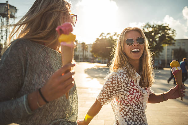 s'amuser dans la ville - people eating walking fun photos et images de collection