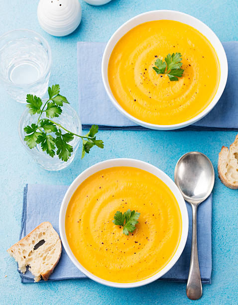 zupa z dyni i marchwi z pietruszką. - thanksgiving vegetarian food pumpkin soup zdjęcia i obrazy z banku zdjęć