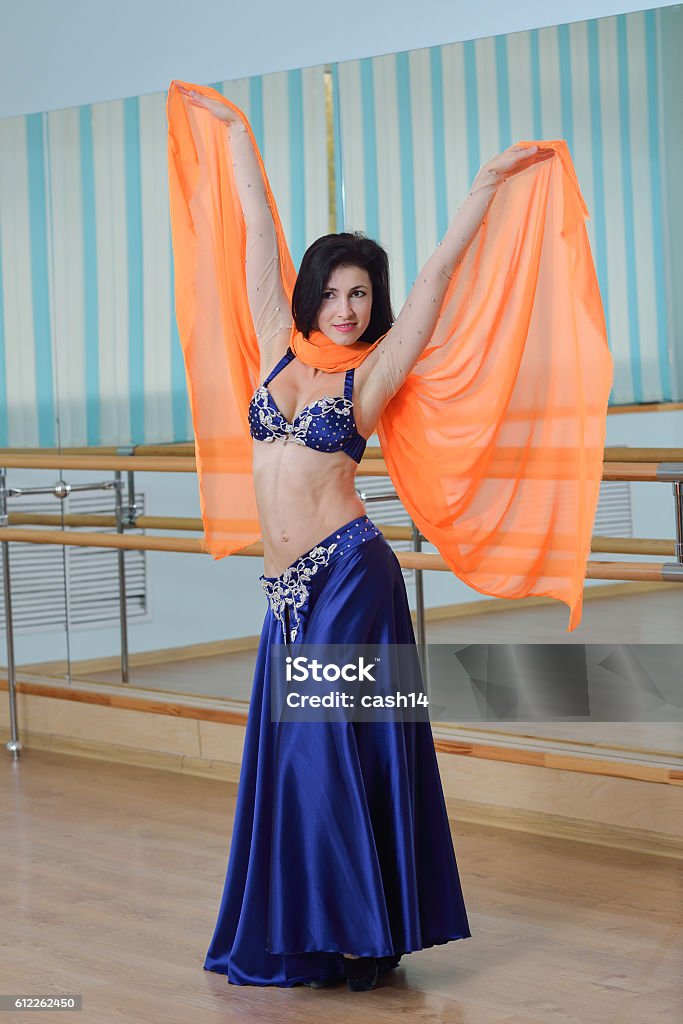 Hermosa Mujer Bailando Traje Árabe Oriental O Del Vientre Foto de stock y banco de imágenes de Abdomen humano - iStock