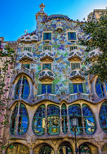 faible vue en angle de la casa batlló, à barcelone, espagne - barcelona antonio gaudi casa battlo spain photos et images de collection