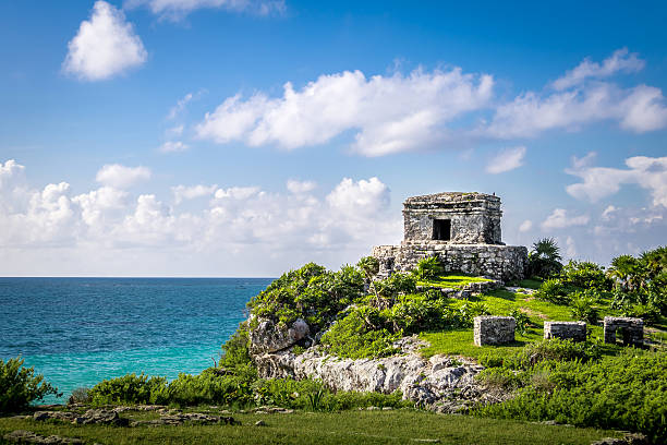 tempio e mar dei caraibi - rovine maya di tulum, messico - mayan temple old ruin ancient foto e immagini stock