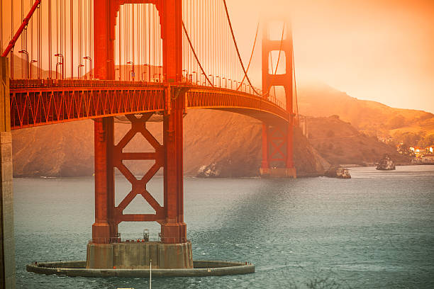 puente golden gate en san francisco en un día de niebla - bridge road city golden gate bridge fotografías e imágenes de stock